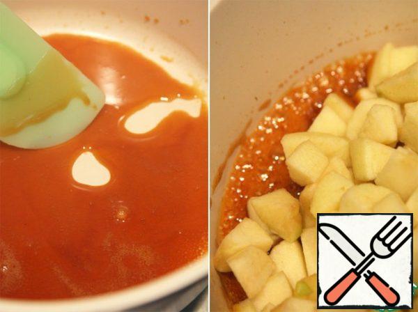 Pour the sugar into a mold and turn it into caramel over medium heat, add a little water and chopped apples.
