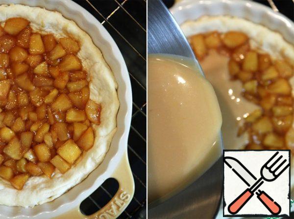 Next, preheat the oven to 170 degrees and whisk condensed milk with eggs.
Put the apples on the base, pour the resulting mixture...
