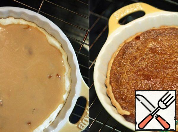 And put into the oven for 30-40 minutes, until the filling will not brown and will not thicken as it should.Before serving the cake should be properly cooled. Serve with a Cup of unsweetened aromatic tea! Enjoy your meal.