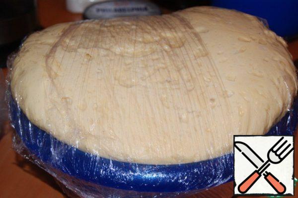 From flour, milk, butter, 80 g of sugar, salt and yeast to prepare the dough.
Knead the finished dough and divide it into 2 parts. Put one part of the dough in the refrigerator.
