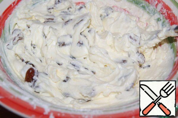 Filling:
Cheese 300 g wipe through a sieve or punch in a blender, add sugar 50 g, cream, starch, vanilla and raisins, mix well.