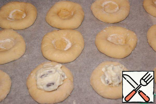 Place them on a baking sheet covered with baking paper seam (Assembly) down and, the bottom of the glass,"soaked" in flour to make a notch in which to place the filling.