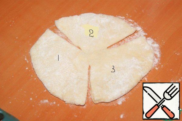 Divide the second part of the dough into 10 pieces. Roll out each 0.3 cm thick and make 3 incisions (without cutting to the end).