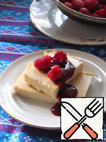 Ready cheesecake is cooled in the oven, then kept in the refrigerator for at least 2 hours.
Serve with berries, chocolate or fruit sauce.
Very pleasant, caramel taste and delicate texture.