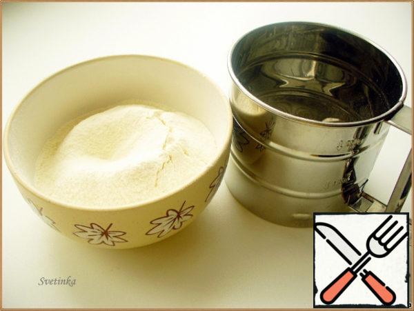 Be sure to oxygen the flour with baking powder, sift it. Desirable twice, the first time in Cup, the second time – directly in dough.