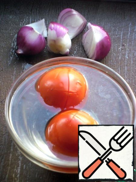 Onions clear, I prefer blue, it is milder in taste.
On tomatoes, make a cross-shaped incision, pour boiling water, leave for a couple of minutes and remove the skin.
