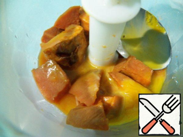 Beat in a blender cooked (baked or steamed) pumpkin and two yolks.