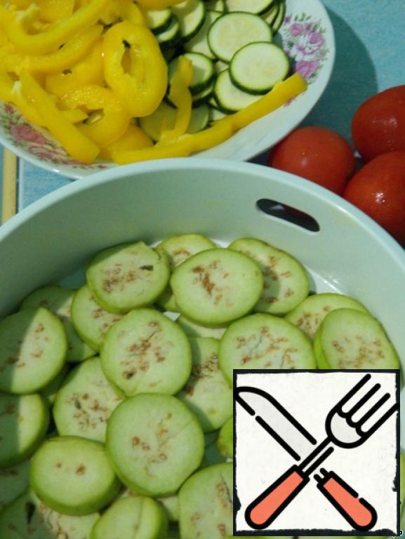 Eggplant and zucchini cut into slices, pepper-rings. All vegetables, except tomatoes, cook for a couple until soft.