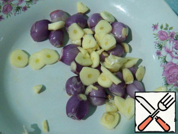 Chop the shallots and garlic and simmer in a frying pan with a little water until it evaporates.
