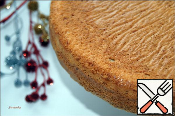 That is, the biscuit rose evenly, cooked without hollows and bumps, but... this is the standard size. Oh, yes, it was cooled in the oven for 15 minutes, and then on the grill until completely cooled. After baking, do not scorch. The baked biscuit is sent to the refrigerator for overnight aging.
