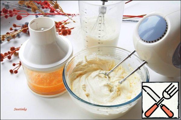 Orange grind in a blender, mascarpone and whisk the cream separately. We type in a pastry syringe whipped cream for decoration. Mix all the ingredients into a homogeneous mass and proceed to impregnation.
