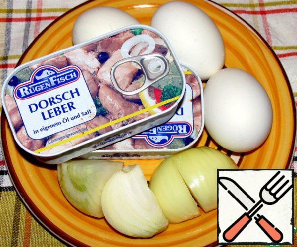 Ingredients for sauce - liver, soft-boiled eggs, onions.
Salad eggs to cook until tender.