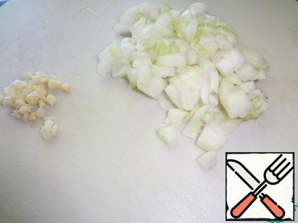 Cut the onion into small cubes and finely chop the garlic.