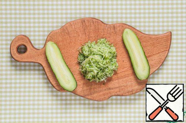 Cucumber RUB on a small grater, add to the thickness of the sauce.