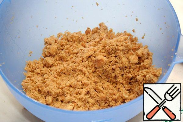 Add finely chopped and strongly cooled butter to the cookies and mix thoroughly.
