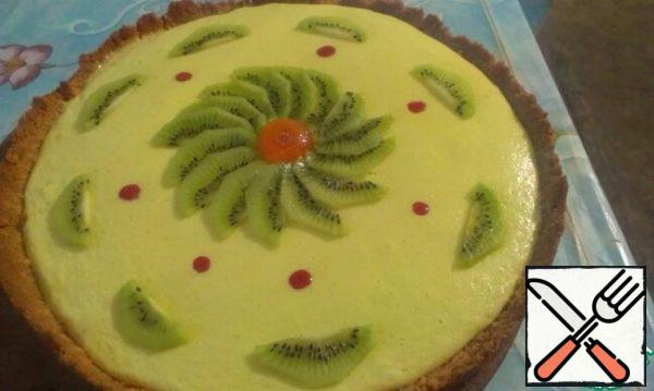 Once out of the oven, garnish with berries, fruit or whipped cream to your liking.
I decorated it with kiwi slices.