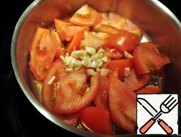 With a large tomato peel and cut, fry in olive oil, add garlic.