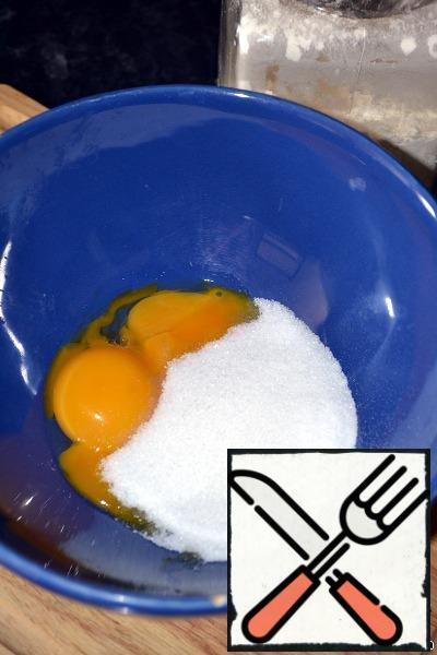 Separate the yolks from the whites.
To add the yolks sugar (50 g), beat until the mass 2 times.