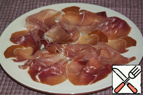 The basis of our snacks-meat. In my case, it is a ham, but you can take any meat, such as basturma, or bacon, or ham.