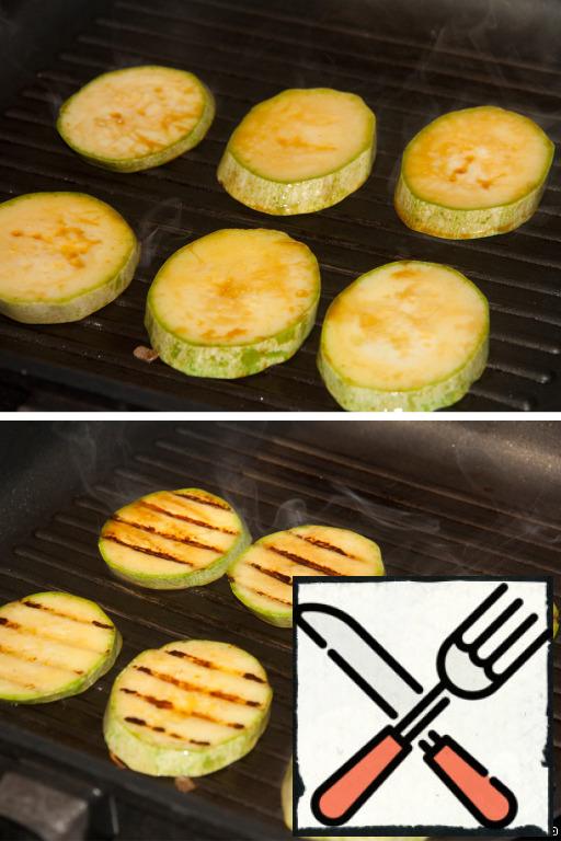 Spread zucchini on the grill and fry on 2 sides. In my home performance, it's a grill pan.