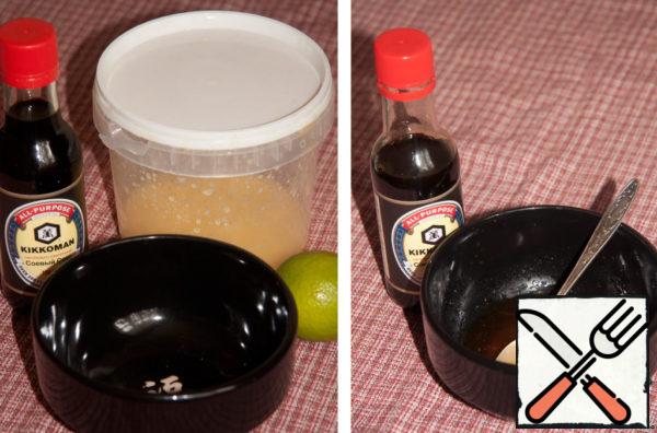 Prepare a dressing for the appetizer: we need half lime juice, soy sauce and honey. The sauce can be made in advance, pour in a bottle and on the nature to use as directed.