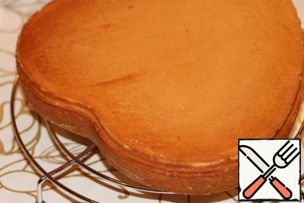 Remove the finished cake from the mold and cool on the grill. Wash the form. Transfer the cooled biscuit back into the mold, prick with a fork and soak in syrup. To prepare the syrup, bring water with sugar to a boil, boil for 2-3 minutes. Cool slightly and add strawberry liqueur or strawberry sauce.
