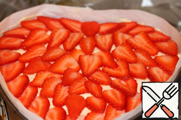 The cream put the slices of strawberries. Pour the finished jelly. The recipe on the packaging look. If it is not, prepare a simple clear jelly of water and sugar.