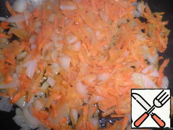 Onions clean, finely cut and send in a preheated frying pan with oil.
Then wash, clean the carrots, RUB on a coarse grater and send to the onion.