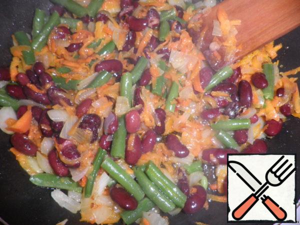 String beans (not defrosting) and red beans (can be boiled, can be canned in its own juice) add to the vegetables. All salt, pepper and mix, simmer for 10 minutes.