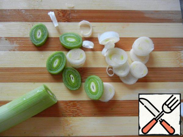 Onions clean and cut into thin rings. Then prepare the gas station. Mix vinegar, salt, pepper and sugar. Add olive oil and a little leek.