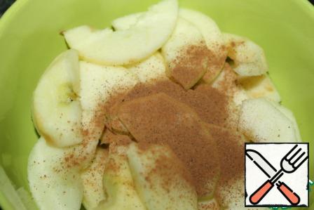 Meanwhile, wash and clean the apples, cut out the cores and cut into slices of medium thickness, sprinkle with lemon juice and sprinkle with cinnamon, mix.