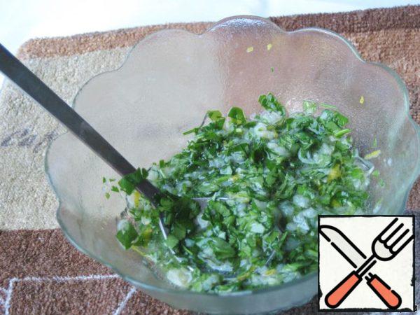 Wash parsley, dry and finely chop (parsley do not regret). Add to sauce. Stir.All our sauce is ready.