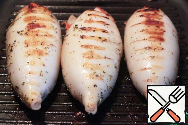 Preheat the grill pan, drip some oil. Fry the squid on all sides to make a perfect strip.