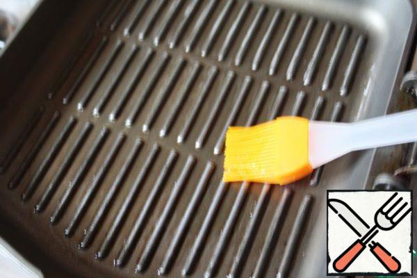Lubricate the grill pan with vegetable oil.
Warm it up well.