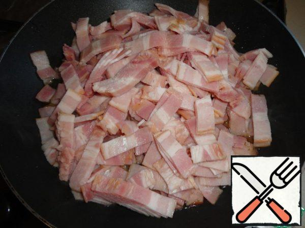 Cut the bacon into small pieces and fry.