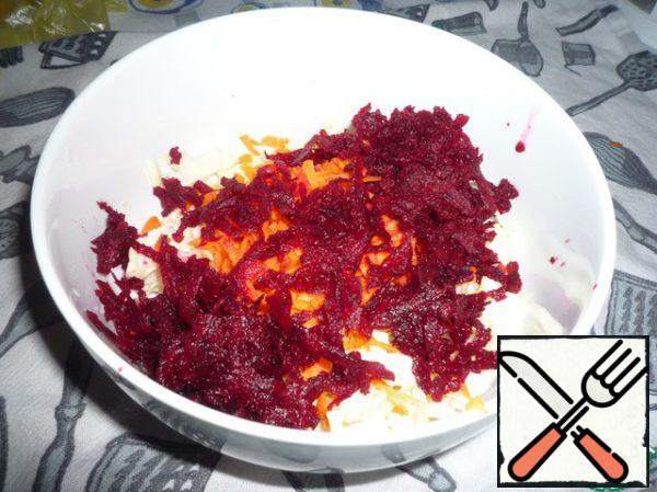 Beets also RUB on a large grater, place in a bowl.