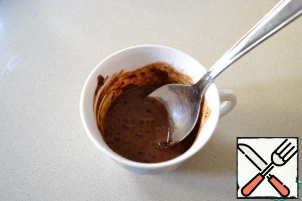 In a Cup dissolve 1 tablespoon cocoa and 1 tablespoon coffee in 4 tablespoons warm water. If you add liquor, it should be done at this stage, reducing the amount of water.