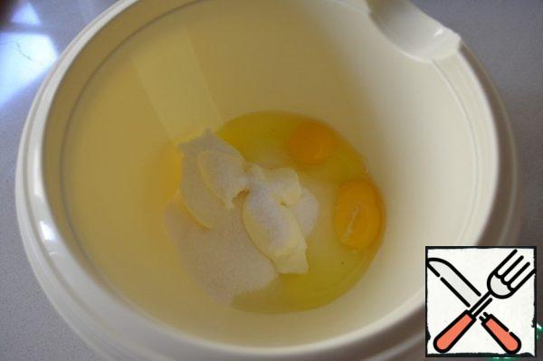 Beat eggs with a mixer 200 g mascarpone, 170 g sugar, vanilla sugar.