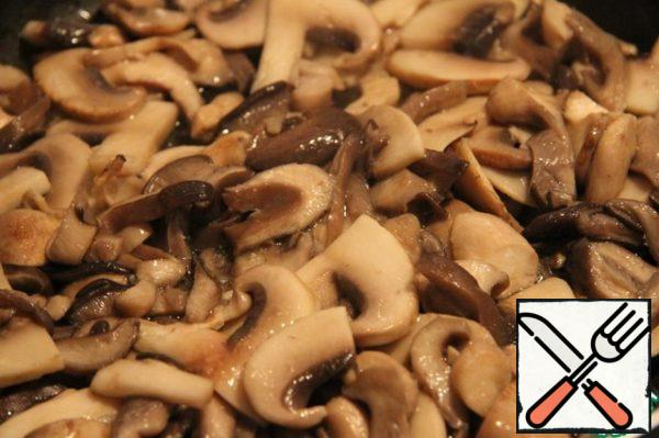 Oyster mushrooms and button mushrooms washed, cut into slices, saute in butter 3 minutes on high heat. Then add the soy sauce and simmer over low heat under the lid until tender.