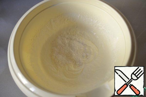 Gradually add the flour mixture, whisk at low speed.
