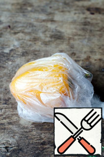 Bulgarian pepper bake in a preheated 180 degree oven, then put it in a plastic bag and leave for 15 minutes. Thanks to this manipulation, the skin to be cleaned is easily removed.