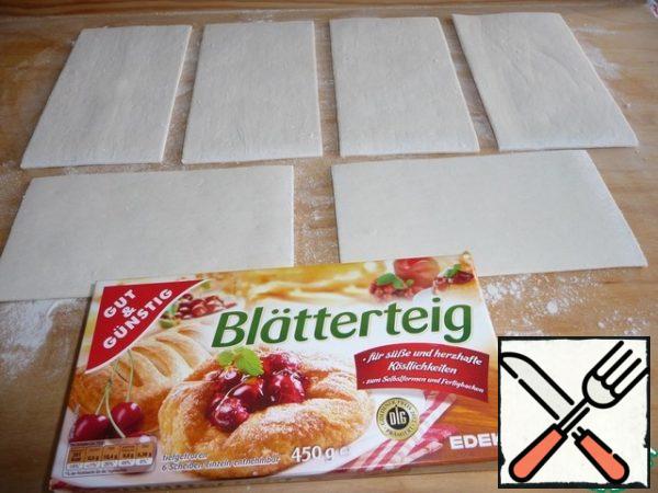 Put the dough on a Board, covered with flour, defrost.
