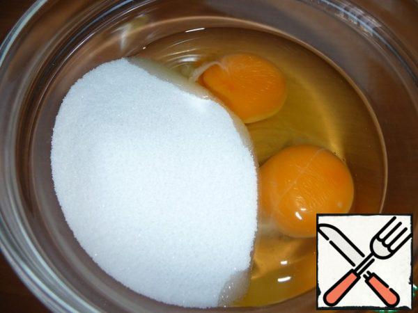 In the eggs add the sugar.