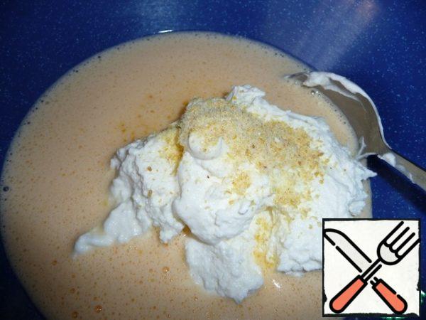 Add cottage cheese, lemon zest, semolina. There is no semolina in the recipe, but the curd is very liquid. Let it brew.
