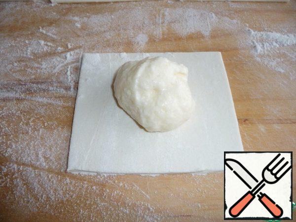The dough is cut into squares. Roll out, in the center put the stuffing.