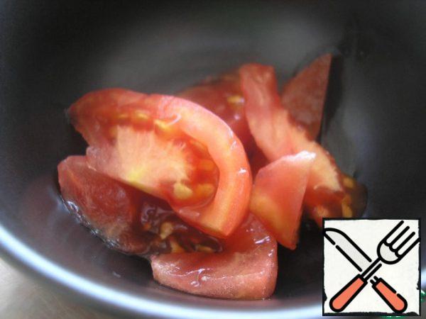 Cut the tomato in half and then cut into slices.
Spread in a salad bowl, a little salt, pepper.