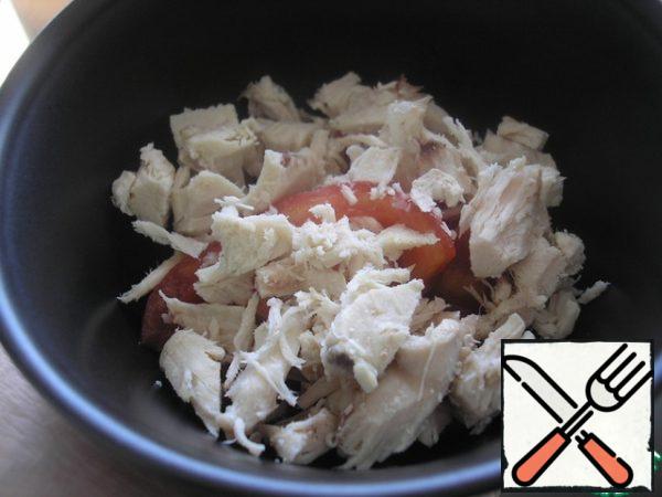 Boiled chicken cut into small cubes and spread on a tomato, a little salt, pepper.
