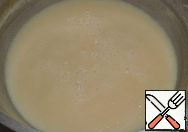 Bring the milk to a boil and gradually add sugar, stirring. Add baking soda. Cook for about an hour on low heat. Stir occasionally after 5-10 minutes.
After an hour, cover the mold and put it in a cool place to cool down. When the condensed milk cools down, put it in a jar and put it in the refrigerator.