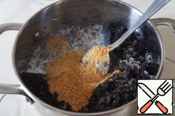 Mix poppy seeds with sugar, breadcrumbs, milk and flavor, bring to a boil.
