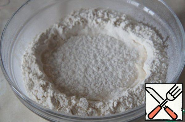 Pour warm milk and mix a little whisk with flour. Top slightly priporoshit flour, cover with a towel and place in a warm place until the yeast tapenade.